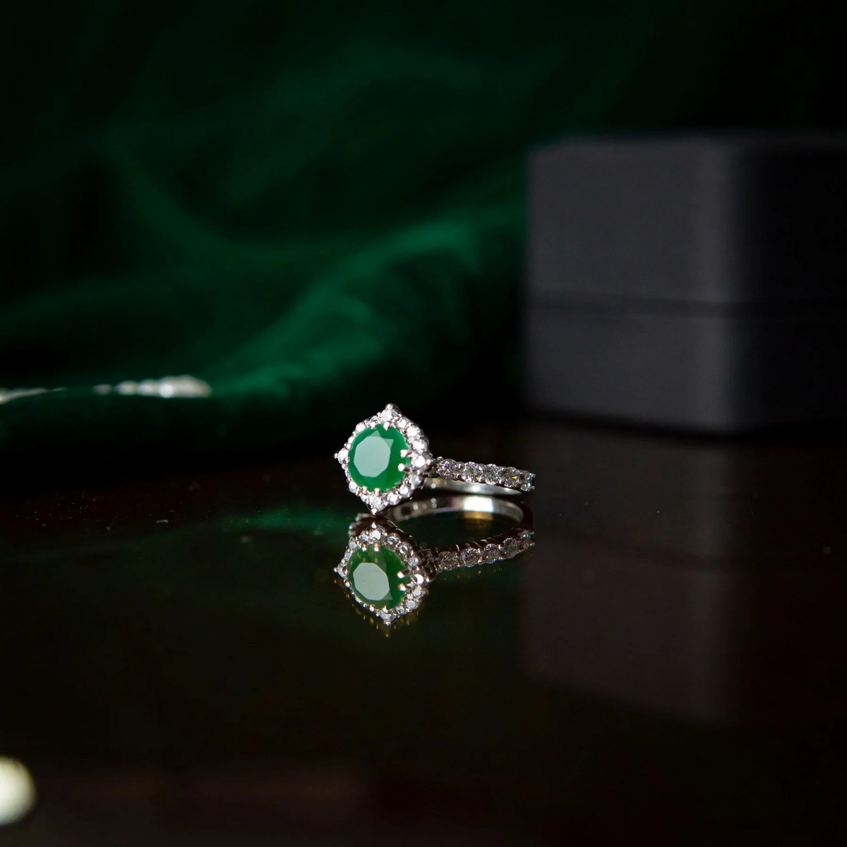 MINIMAL ROUND GREEN EMERALD RING YKL Jewellers Ring Collection